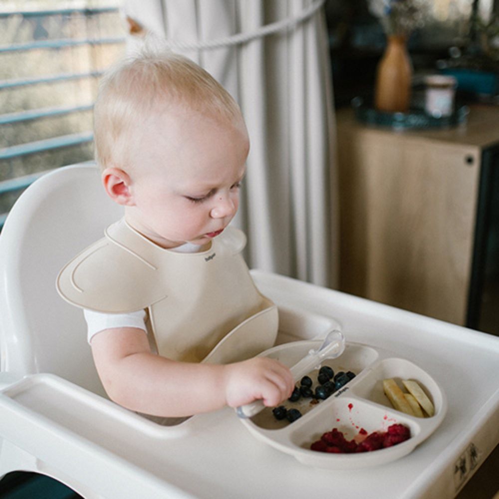 BabyOno Silikonski okrugli tanjur s odjeljcima i vakuumom 6 m+, bež
