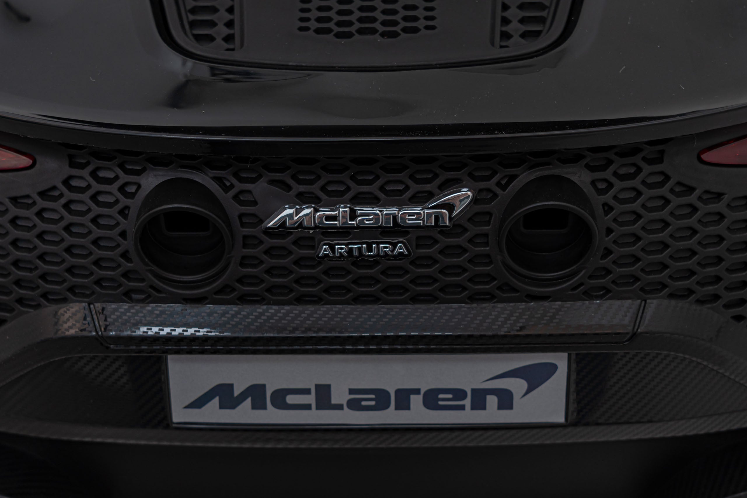 Licencirani auto na akumulator Mclaren Artura 4x4 - crni